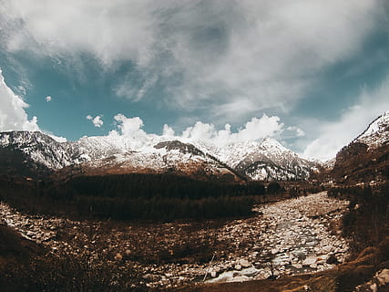 montanhas cobertas de neve, aventura, nuvens, frio, luz do dia, gelo, panorama, montanha, natureza, fotografia da natureza, rochas, cênico, céu, neve, por do sol, arvores, vale, agua, fotografia de grande angular, inverno, nuvem - céu, scenics - natureza, beleza na natureza, tranquilidade, cena tranquila, meio Ambiente, cadeia de montanhas, temperatura fria, cena não urbana, dia, plantar, árvore, ninguém, montanha coberta de neve, ao ar livre, Pico da montanha, 2K, CC0, domínio público, royalty free