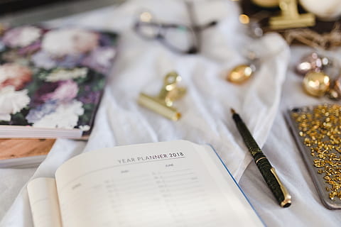 di partenza, lavoro, letto, taccuino, libri, calendario, studia, ordine del giorno, in casa, avvicinamento, nessuno, penna, vista dall'alto, tavolo, messa a fuoco selettiva, natura morta, carta, arte e artigianato, pianta fiorita, fiore, testo, scelta, gioielli, pubblicazione, tessile, Al dettaglio, libro, moda, gioielli di perle, 5K, CC0, dominio pubblico, privo di copyright
