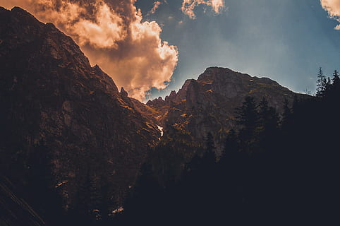 foto, muntanya de roca, treers, retroil·luminat, núvols, alba, la llum del dia, dramàtica, vespre, tarda, bosc, nebulós, caminada, senderisme, paisatge, llum, muntanya, senderisme a la muntanya, cims de muntanya, tèrbol, naturalesa, a l'aire lliure, rock, roques, escènic, silueta, cel, sortida del sol, posta de sol, viatjar, arbre, arbres, aigua, núvol - cel, bellesa a la natura, escenics - natura, medi ambient, Serra, terra, rock - object, cap gent, tranquil·litat, cim de muntanya, sòlid, escena tranquil·la, 4K, CC0, domini públic, lliure de regalies
