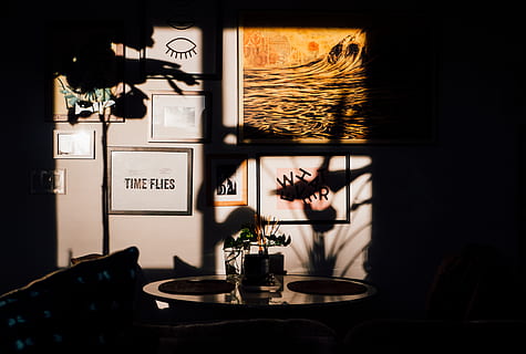 tom, bord, inde, værelse, lys, plakat, collage, reklame, restaurant, cafe, cafeteria, møbel, lejlighed, solnedgang, skygger, indrammet kunst, kaffekop, kop, mad, måltid, spisebord, væg, mad domstol, silhuet, ingen mennesker, indendørs, vindue, belyst, tekst, natur, meddelelse, billedramme, forretning, belysningsudstyr, glas - materiale, mad og drikke, repræsentation, ramme, plante, gennemsigtig, glas, elektrisk lampe, 4K, CC0, offentligt domæne, royaltyfrie