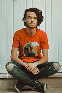 uomo, di fronte, telecamera, posto indiano, persona, persone, umano, calzature, capi di abbigliamento, attività ricreative, grigio, una persona, abbigliamento casual, vista frontale, in casa, seduta, persone reali, stili di vita, guardando la fotocamera, giovane adulto, giovani uomini, ritratto, tre quarti, uomini, attività di svago, interno di casa, maglietta, caratteristica della parete, jeans, 5K, CC0, dominio pubblico, privo di copyright