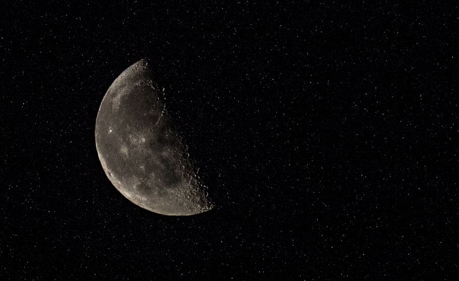 lluna, planeta, espai, cel, nit, galàxia, astronomia, bellesa a la natura, escenics - natura, tranquil·litat, Lluna planetària, naturalesa, escena tranquil·la, vista d’angle baix, cap gent, estrella - espai, superfície de la lluna, estrella, exploració espacial, a l'aire lliure, Mitja lluna, majestuós, fosc, espai i astronomia, 5K