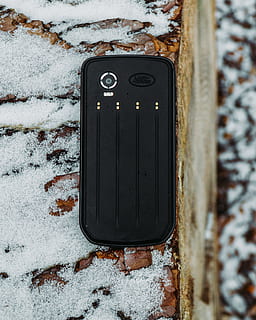 smartphone android negre, telèfon, electrònica, telèfon mòbil, mòbil, iphone, a l'aire lliure, gel, naturalesa, neu, pneumàtic, paret, adaptador, calamarsa, aparell, rentaplats, pantalla, monitor, pantalla lcd, llum, tecnologia, hivern, cap gent, primer pla, temperatura de fred, dia, comunicació, color negre, tecnologia sense fils, connexió, polsador, equipament elèctric, congelat, electricitat, sol objecte, metall, 4K, CC0, domini públic, lliure de regalies