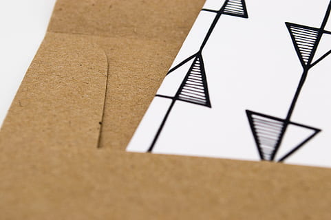 brauner Umschlag, Rechen, Dreieck, Karton, Papier-, Warenzeichen, Logo, drinnen, Nahansicht, keine Leute, selektiver Fokus, Stillleben, Zeichen, Studioaufnahme, Kommunikation, Geschäft, mail, gestalten, Brief, große gruppe von gegenständen, High Angle View, Geometrische Figur, Dreieck Form, Warnschild, kopieren sie platz, 5K, CC0, gemeinfrei, lizenzfrei