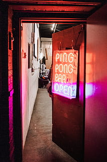 otevřel dveře, koridor, podlaha, člověk, osoba, světlo, police, dveře, text, neon, prodejna, oděv, oblečení, rukáv, osvětlení, kavárna, restaurace, butik, sloupek, zábradlí, západní skript, sdělení, svítí, nikdo, architektura, podepsat, informace, stavba, noc, velké písmeno, exteriér budovy, otevřeno, vchod, Červené, číslo, informační značka, obchod, zpráva, nachový, 4K, CC0, veřejná doména, bez autorských práv