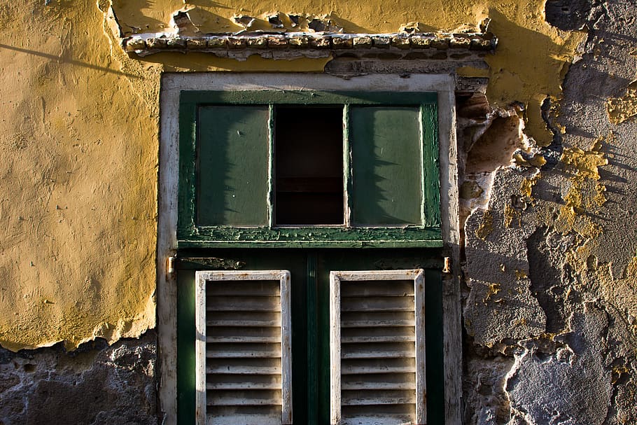 alb, verde, fereastră, distrus, faţadă, ghips, de lemn, construită, arhitectură, exteriorul clădirii, clădire, vechi, nici o persoana, montare pe perete, casă, zi, deteriorat, erodate, închis, abandonat, zonă rezidențială, uşă, Intrare, în aer liber, vedere unghiulară joasă, Siguranță, deteriorare, rama ferestrei, 5K