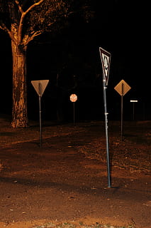 grå vejbane post, udendørs, lys, lygtepæl, træ, flare, skilt, natur, minimal, gade, Australien, banale, Fujifilm, nutidige, fotografering, rød, orange, pol, metal, blitz, sfære, ingen mennesker, nat, meddelelse, vej, vejskilt, plante, vejledning, transportmidler, jord, by, belyst, retning, belysningsudstyr, arkitektur, 2K, CC0, offentligt domæne, royaltyfrie