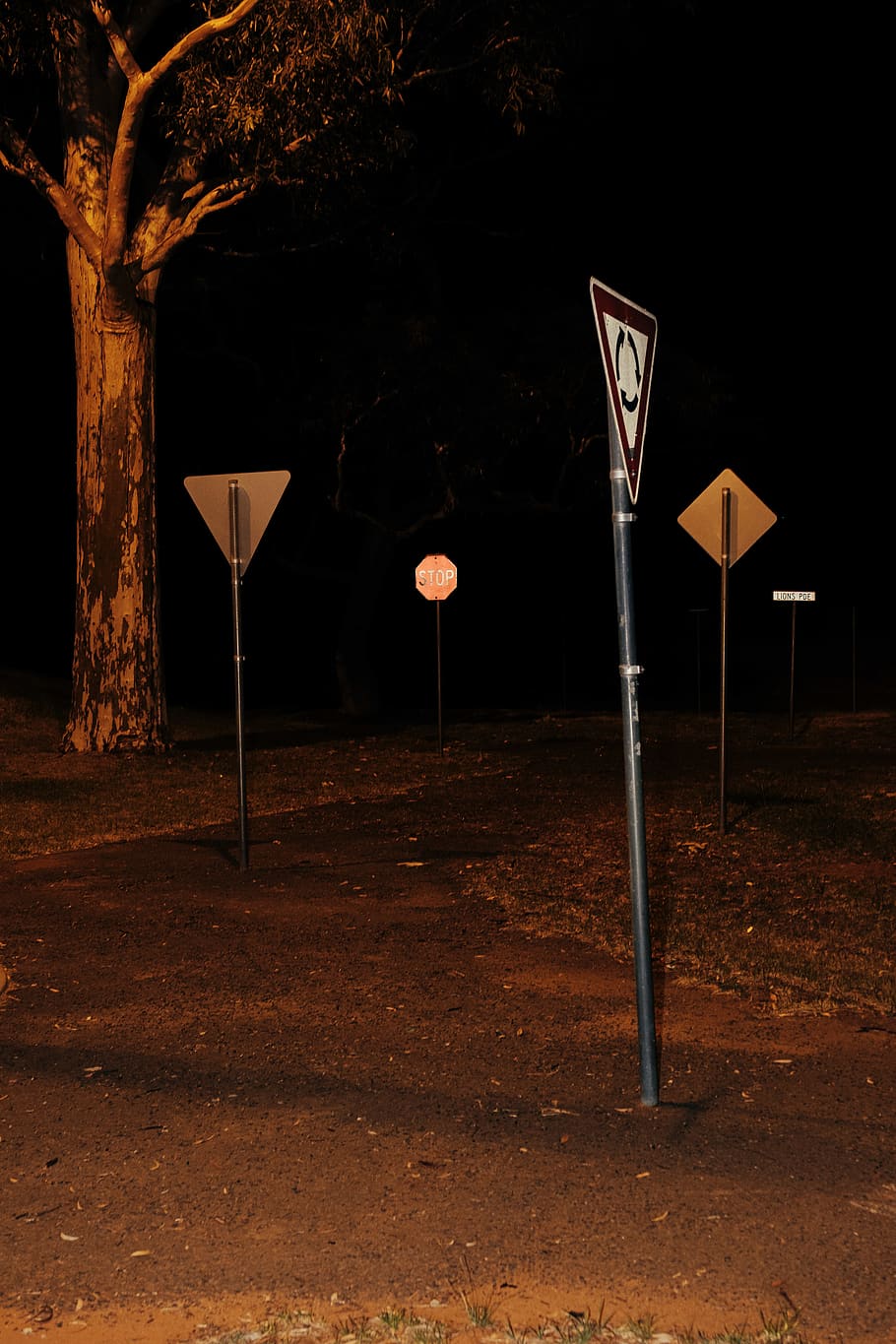 grå vejbane post, udendørs, lys, lygtepæl, træ, flare, skilt, natur, minimal, gade, Australien, banale, Fujifilm, nutidige, fotografering, rød, orange, pol, metal, blitz, sfære, ingen mennesker, nat, meddelelse, vej, vejskilt, plante, vejledning, transportmidler, jord, by, belyst, retning, belysningsudstyr, arkitektur, 2K