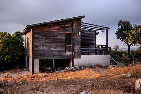 casa marró, arquitectura, edifici, cabina, rústic, fusta, estructura construïda, arbre, exterior de l'edifici, planta, casa, cel, material de fusta, cap gent, abandonat, naturalesa, dia, paisatge, vell, terra, escena rural, obsoleta, núvol - cel, camp, a l'aire lliure, deteriorament, arruïnat, 5K, CC0, domini públic, lliure de regalies