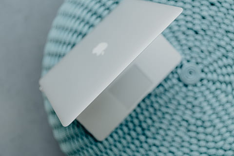 ordinateur portable macbook, bleu, pouf, technologie, macbook, La technologie, portable, ottoman, à l'intérieur, textile, fermer, prise de vue en studio, personne, papier, la créativité, Vêtements, vue grand angle, affaires, la communication, modèle, mise au point sélective, simplicité, lien, couleur blanche, gris, 5K, CC0, domaine public, libre de droits