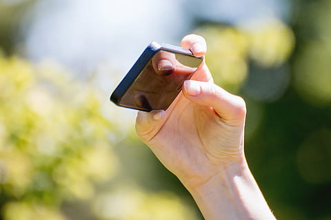 femelle, main, en utilisant, téléphone intelligent., peu profond, profondeur, champ, main humaine, partie du corps humain, en portant, une personne, se concentrer sur le premier plan, journée, fermer, Technologie sans fil, La technologie, adulte, lien, téléphone intelligent, dispositif d'information portable, en plein air, la communication, femmes, mi adulte, Nourriture et boisson, doigt, membre humain, 4K, CC0, domaine public, libre de droits