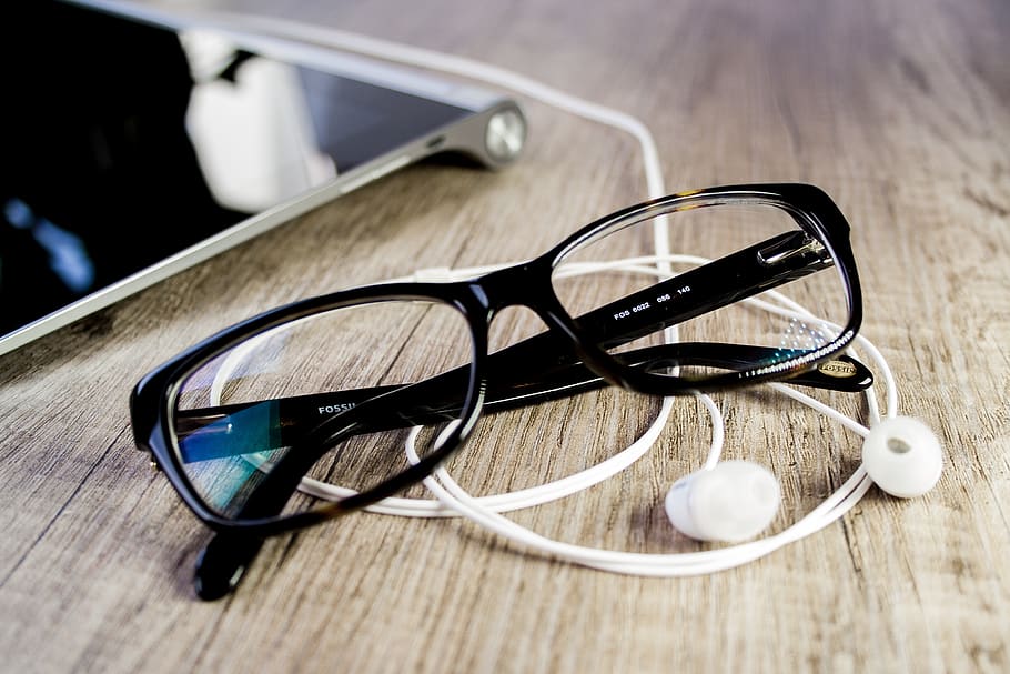 Nahansicht, Brille, Tabelle, Zubehörteil, beiläufig, gemütlich, Ausrüstung, Sehvermögen, Brillen, Mode, Kopfhörer, Hobby, Freizeit, Linse, Licht, Hör mal zu, Mann, modern, Musik-, Büro, Optik, Lesebrille, Sommer-, Tablette, Technologie, tragen, hölzerne Tischplatte, Arbeitsplatz, persönliches Accessoire, Holz - Material, keine Leute, drinnen, Glas - Material, Stillleben, transparent, Fokus auf den Vordergrund, selektiver Fokus, Sicherheit, Holz, Schutz, 2K