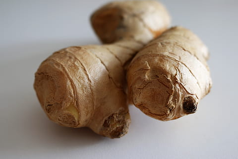 Ingwer, Birne, Pläne, Gemüse, Wurzel, Gesundheit, gesund, gesundes Essen, super essen, Mineralien, Vitamin, Gelb, würzig, Essen und Trinken, Lebensmittel, Frische, Stillleben, Studioaufnahme, Nahansicht, Wohlbefinden, drinnen, keine Leute, braun, gebacken, Fokus auf den Vordergrund, Gruppe von Objekten, zwei Objekte, High Angle View, Nuss, Tabelle, weißer Hintergrund, Snack, Versuchung, französisches Essen, 5K, CC0, gemeinfrei, lizenzfrei