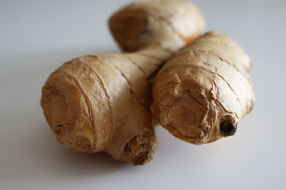 gingebre, bombeta, plans, vegetals, arrel, salut, saludable, menjar saludable, super menjar, minerals, vitamina, groc, picant, menjar i beguda, menjar, frescor, natura morta, tir de l'estudi, primer pla, benestar, a l'interior, alimentació saludable, cap gent, marró, al forn, centrar-se en primer pla, grup d'objectes, dos objectes, vista d’angle alt, nou, taula, fons blanc, berenar, temptació, menjar francès, 5K