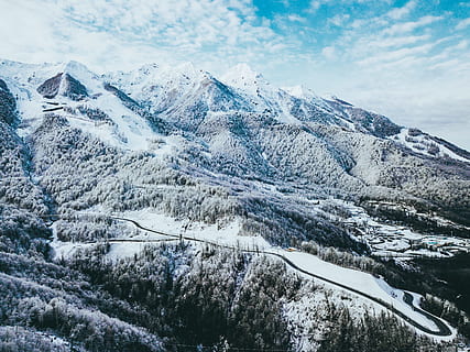 kald, snø, vei, landskap, antenne, alpine, høyde, matrise, vakker, skogsdeksel, høy, fjell, fjelltopp, fjellene, natur, topp, pittoreske, scenisk, skråningen, bratt, trær, utsikt, hvit, vinter, kaldtemperatur, naturskjønnhet - natur, skjønnhet i naturen, himmel, tre, anlegg, rolig scene, miljø, ingen folk, dag, ro, sky - himmel, ikke-urbane scene, snødekte fjell, fjellkjede, utendørs, furutre, nåletre, furuskog, 4K, CC0, offentlig domene, opphavsrett gratis