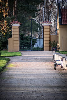 cancello, castello, sentiero, pace, pianta, albero, architettura, esterno dell'edificio, struttura costruita, mezzi di trasporto, costruzione, natura, giorno, nessuno, posto a sedere, panchina, all'aperto, modo di trasporto, erba, veicolo terrestre, assenza, Casa, Entrata, 5K, CC0, dominio pubblico, privo di copyright