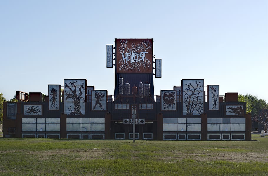 França, Clisson, HellFest, cel, arquitectura, estructura construïda, cel clar, herba, naturalesa, camp, dia, exterior de l'edifici, cap gent, planta, terra, còpia espai, a l'aire lliure, text, edifici, metall, arbre, paisatge, ciutat, 5K