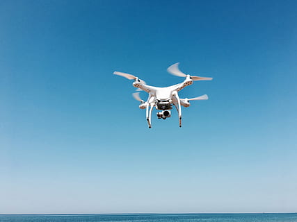 hvid drone, kamera, drone, flyvningen, flyvende, himmel, teknologi, blå, vand, Midt i luften, dag, hav, natur, skyfri himmel, dyr, dyre temaer, horisont, kopiere plads, horisont over vand, ingen mennesker, bevægelse, et dyr, dyreliv, 4K, CC0, offentligt domæne, royaltyfrie