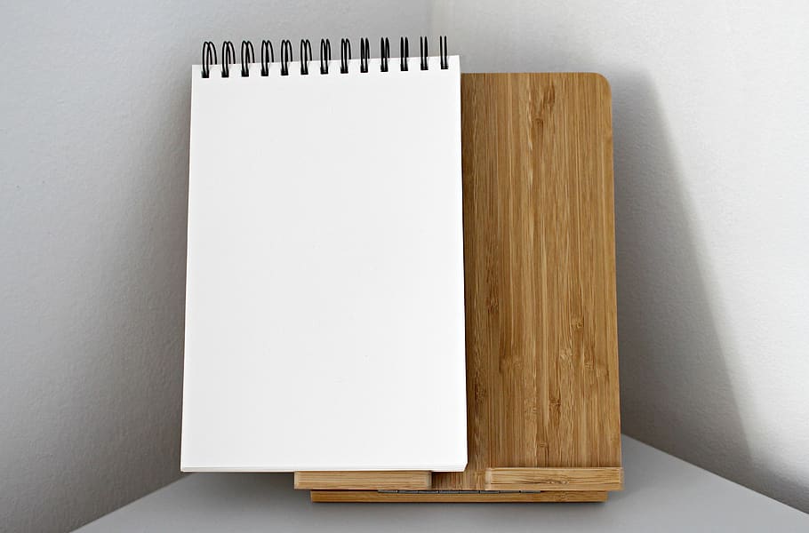 blanc, quadern de corda, superior, marró, fusta, pissarra, en blanc, quadern, full, espiral, còpia espai, Color blanc, a l'interior, senzillesa, funció de construcció de parets, material de fusta, absència, cap gent, buit, tir de l'estudi, sol objecte, fons blanc, paper, oportunitat, negocis, dia, bloc de notes, arquitectura, netejar, 4K