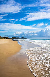 platja, Byron Bay, far, núvol, costaner, pel mar, brillant, Austràlia, vora del mar, viatjar, cel, destinació, nsw, blau, fons de pantalla del telèfon, mar, aigua, terra, núvol - cel, escenics - natura, bellesa a la natura, tranquil·litat, escena tranquil·la, sorra, escena no urbana, naturalesa, dia, idíl·lic, viatge, cap gent, esport aquàtic, vacances, horitzó sobre l’aigua, 2K, CC0, domini públic, lliure de regalies