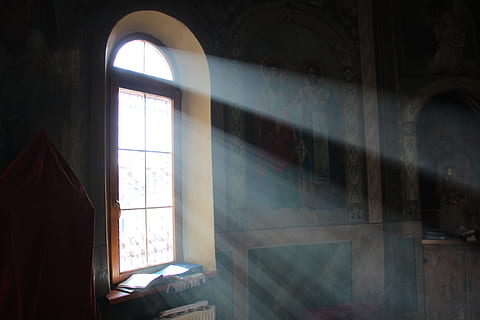 ligero, ventana, templo, adentro, arquitectura, arco, estructura construida, nadie, día, edificio, luz del sol, material de vidrio, interior de la casa, pared - característica de la construcción, transparente, antiguo, naturaleza, cortina, cuarto doméstico, casa, obsoleto, 5K, CC0, dominio público, libre de derechos