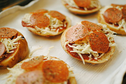 food on tray, baked, baking, blur, bread, bun, cheese, close-up, dairy product, delicious, food, homemade, meal, meat, pastry, pepperoni, pizza, pizza bagel bites, plate, sandwich, still life, tasty, tomato, traditional, food and drink, freshness, ready-to-eat, indoors, vegetable, healthy eating, no people, breakfast, egg, selective focus, processed meat, fruit, fried egg, snack, 4K, CC0, public domain, royalty free