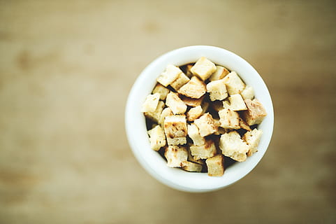 tassa de ceràmica blanca, menjar, esmorzar, planta, plat, planta en test, ceràmica, herbes, jar, gerro, jardinera, farina de civada, xocolata, postres, fudge, pa, dolços, pastisseria, bol, condiment, menjar i beguda, alimentació saludable, benestar, frescor, natura morta, taula, directament a sobre, a l'interior, primer pla, cap gent, nou - aliments, nou, cereals per esmorzar, fruita, aliments secs, llavor, civada: menjar, 4K, CC0, domini públic, lliure de regalies