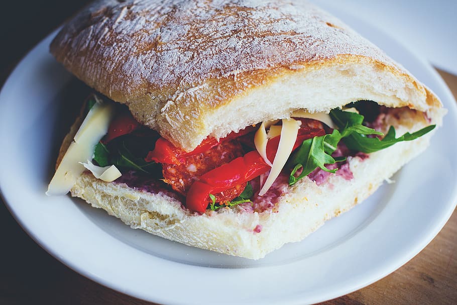 un pan, blanco, cerámico, plato, difuminar, de cerca, delicioso, atención, comida, macro, nutrición, Sandwich, rebanada, sabroso, vegetal, comida y bebida, alimentación saludable, listo para comer, frescura, Fruta, tomate, naturaleza muerta, bienestar, comida rápida, nadie, carne, adentro, bocadillo, tentación, 4K
