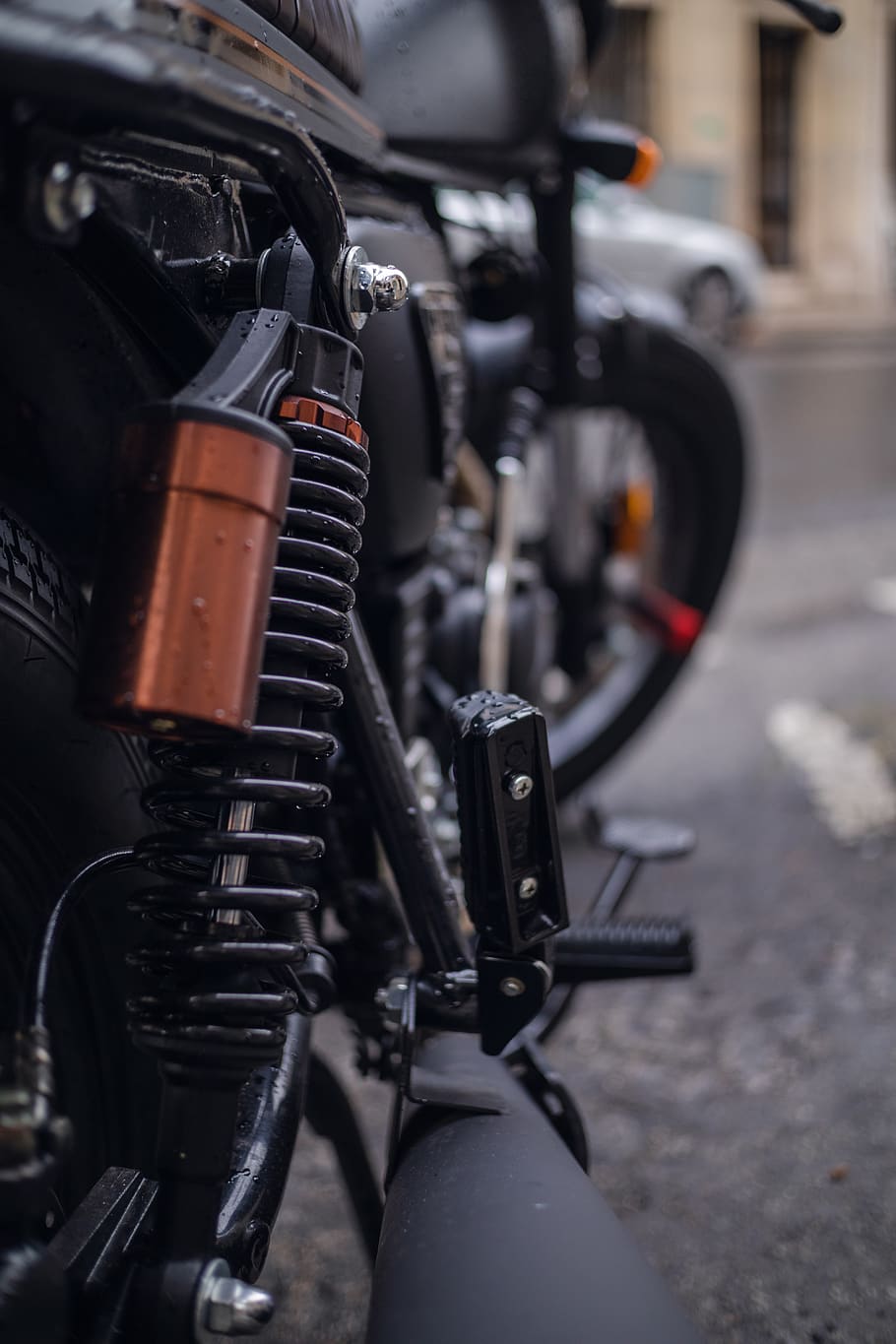 moto nera, mezzi di trasporto, modo di trasporto, veicolo terrestre, stazionario, concentrarsi sulle conoscenze acquisite, nessuno, giorno, città, motociclo, strada, parcheggio, avvicinamento, bicicletta, all'aperto, colore nero, messa a fuoco selettiva, auto, veicolo a motore, scooter, metallo, ruota, pneumatico, 5K