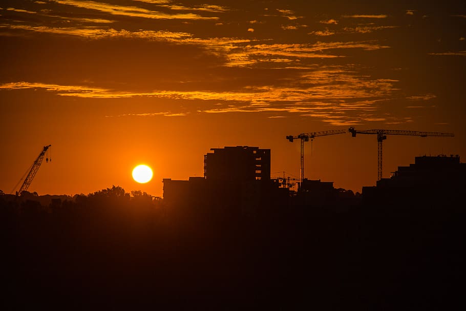edificis, cel, posta de sol, grues, horitzó, sol, arbres, núvols, sydney, color taronja, silueta, estructura construïda, arquitectura, núvol - cel, industria de la construcció, indústria, naturalesa, grua - maquinària de construcció, maquinària, exterior de l'edifici, desenvolupament, llum solar, cap gent, lloc de construcció, bellesa a la natura, escenics - natura, a l'aire lliure, equips de construcció, paisatge urbà, 5K