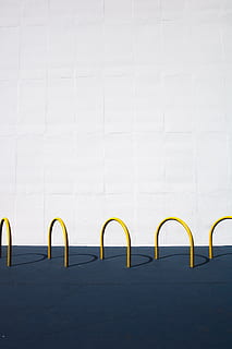aros de croquet amarillo, azul, lona, diseño, vacío, gráfico, ilustración, industria, modelo, sombra, forma, acero, textura, pared, copia espacio, pared - característica de la construcción, nadie, estructura construida, arquitectura, el color blanco, día, al aire libre, ausencia, en una fila, blanco, amarillo, arco, naturaleza, metal, de cerca, 5K, CC0, dominio público, libre de derechos