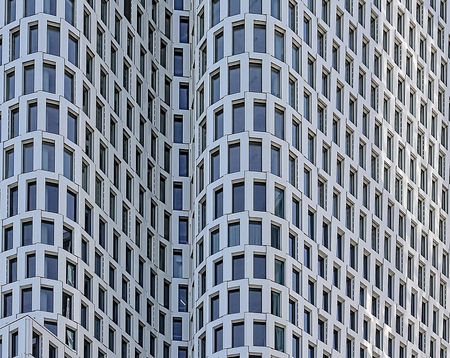 šedá budova, architektura, celý rám, vzor, stavba, opakování, exteriér budovy, pozadí, nikdo, moderní, okno, město, budova, v řadě, den, nízký úhel pohledu, kancelářská budova exteriér, venku, shody, bok po boku, Příroda, mrakodrap, byt, 4K