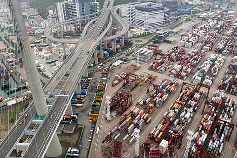 Container, Hafen, Export, Logistik, Ladung, Industrie, Transport, Terminal, logistisch, der Verkehr, Brücke, die Architektur, Stadt, High Angle View, Transportmittel, gebaute Struktur, Auto, Straße, Gebäudehülle, Stadt leben, Kraftfahrzeug, Landfahrzeug, Luftaufnahme, Menge, Stadtbild, modern, draußen, Tag, Stau, Mehrspurige Autobahn, Bürogebäude außen, Wolkenkratzer, 5K, CC0, gemeinfrei, lizenzfrei