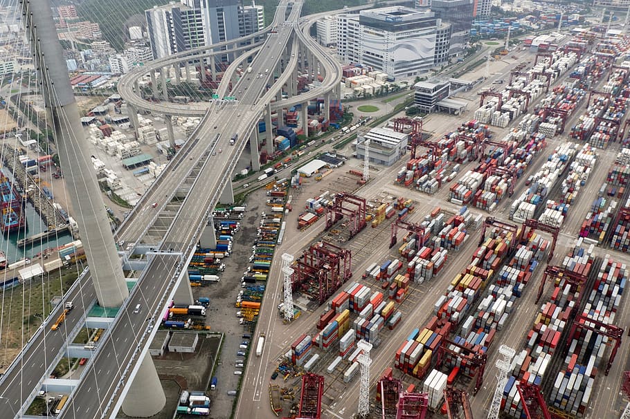 contenidor, port, exportar, logística, càrrega, indústria, transport, terminal, trànsit, pont, arquitectura, ciutat, vista d’angle alt, manera de transport, estructura construïda, cotxe, carrer, exterior de l'edifici, vida de ciutat, carretera, automòbil, vehicle terrestre, vista aèria, multitud, paisatge urbà, modern, a l'aire lliure, dia, embús de trànsit, autopista de carrils múltiples, exterior d’edifici d’oficines, gratacels, 5K