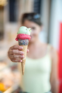 poc profund, focus, gelat, foto del con, fons borrós, cos, primer pla, de colors, con, deliciós, postres, menjar, noia, mà, interior, refresc, dolços, dona, jove, dolç, menjar dolç, indulgència, menjar i beguda, producte diari, celebració, una persona, aliments congelats, congelat, temptació, menjar poc saludable, centrar-se en primer pla, cucurutxo de gelat, persones reals, frescor, llest per menjar, a l'aire lliure, aliments dolços congelats, 8K, CC0, domini públic, lliure de regalies