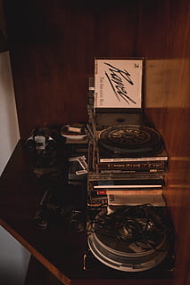 dvd-hoesjes met diverse titels, analoog, antiek, geassorteerd, kijker, bedrijf, cds, klassiek, kast, verzameling, verzamelobject, houder, vuil, uitrusting, familie, huis, binnenshuis, muziek-, nostalgie, verouderd, ouderwets, stapel, retro, plank, stack, spul, verscheidenheid, wijnoogst, vintage collectie, hout, kunst cultuur en entertainment, geen mensen, retro gestileerd, tafel, detailopname, stilleven, muziekinstrument, muziekuitrusting, technologie, hoge hoekmening, record, hout - materiaal, grammofoon, muur - bouwfunctie, 5K, CC0, publiek domein, royaltyvrij