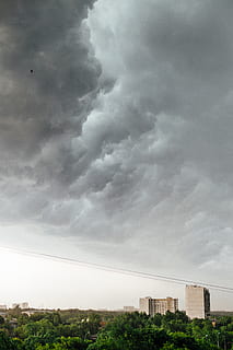 cielo, tempesta, nuvole, alberi, albero, fili, tetto, tetti, vista, costruzione, edifici, Russia, mosccw, città, architettura, nuvola - cielo, esterno dell'edificio, struttura costruita, nessuno, natura, nuvoloso, nuvola temporalesca, bellezza nella natura, giorno, pianta, all'aperto, ambiente, Inquadratura dal basso, infausto, inquinamento, 5K, CC0, dominio pubblico, privo di copyright