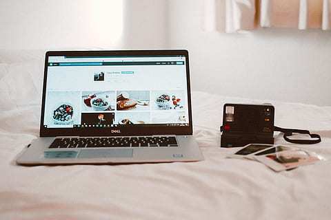 otočil, laptop, lůžko, přístup, ložnice, Fotoaparát, spojení, přístroj, elektronika, zařízení, uvnitř, Internet, klávesnice, monitor, pexely, fotky, obrázky, Polaroid, přenosný, pokoj, místnost, obrazovka, technologie, bezdrátový, práce, sdělení, bezdrátové technologie, počítač, stůl, nábytek, nikdo, přenosné informační zařízení, detail, počítačová síť, digitální tablet, skupina objektů, domácí interiér, 5K, CC0, veřejná doména, bez autorských práv