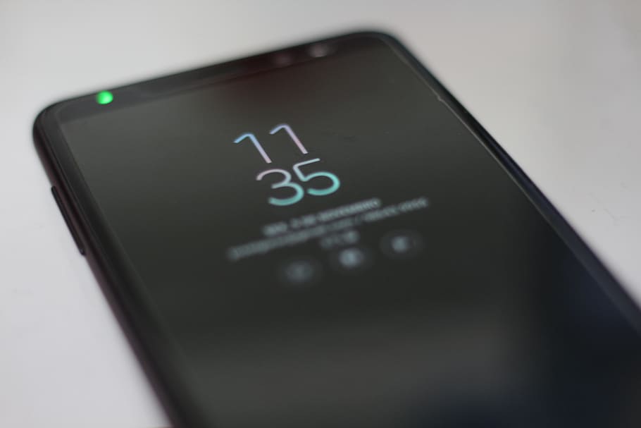 celulă, smartphone, ceas, Samsung, mereu pe, tech, ușoară, LED, ore, ora, comunicare, tehnologie, tehnologia fără fir, telefon inteligent, dispozitiv portabil de informații, a închide, text, telefon mobil, ecran, western script, conexiune, în interior, nici o persoana, ecranul dispozitivului, culoare neagră, ecran tactil, un singur obiect, Internet, selectiv, rețea de calculatoare, pictograma de computer, 5K