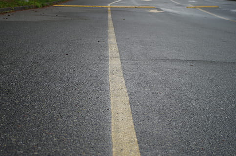 Canadà, langley, carretera, transport, símbol, signe, marcatge, asfalt, marcatge de carreteres, dia, carrer, direcció, ciutat, el camí a seguir, cap gent, groc, a l'aire lliure, nivell superficial, textura, vista d’angle alt, línia divisòria, buit, concret, 4K, CC0, domini públic, lliure de regalies
