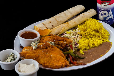 alimente, pâine, bere, orez, fasole, ardei, sos, smântână, bleu brânză, sos iute, cole slaw, slaw, lămâie, condimentată, picant, mexicană, Tex mex, chile, chili, orez galben, mancare si bautura, gata să mănânce, prospeţime, carne, farfurie, natură moartă, în interior, pui, carne de pui, condiment, dimensiune de servire, Fundal negru, orez - capsulă alimentară, prăjit, masă, nici o persoana, vegetal, a închide, pui prăjit, gustare, cufundare, Sos de cimbru, tavă, masa de seara, 4K, CC0, domeniu public, fără drepturi de autor