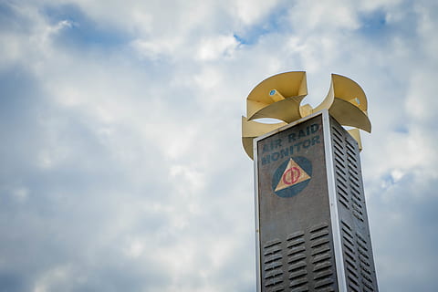 Sirene, Überfall, wolke - himmel, Himmel, Flachwinkelansicht, die Architektur, gebaute Struktur, keine Leute, Natur, Kommunikation, Text, Turm, Tag, Zeichen, Gebäudehülle, Symbol, draußen, Beratung, westliche Schrift, Gebäude, Sonnenlicht, Stadt, 5K, CC0, gemeinfrei, lizenzfrei