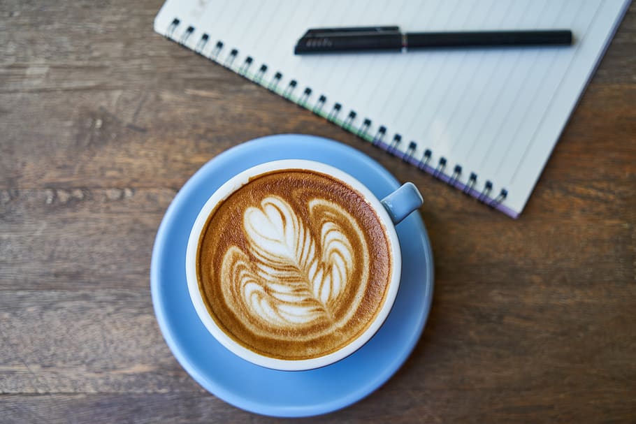 kaffe, notesbog, arbejdet, pen, kop, kontor, undersøgelse, at skrive, espresso, papir, genstand, morgen, drik, forfatter, kreativ, design, træ, dekorative, arbejde, kaffe - drikke, kaffekop, mad og drikke, krus, drikke, skummende drikke, forfriskning, cappuccino, bord, skum kunst, stilleben, varm drikke, latte, kreativitet, indendørs, porcelæn, underkop, træ - materiale, ingen mennesker, alkoholfri drikkevare, koffein, morgenmad, 5K