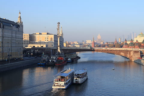 fiume, nave, navigazione, ponte, Mosca, banchina, mezzi di trasporto, struttura costruita, architettura, esterno dell'edificio, nave nautica, acqua, città, modo di trasporto, ponte - struttura fatta dall'uomo, cielo, connessione, natura, costruzione, lungomare, destinazioni di viaggio, paesaggio urbano, nessuno, aereo passeggeri, all'aperto, edificio per uffici esterno, grattacielo, 2K, CC0, dominio pubblico, privo di copyright