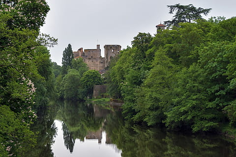 hrad, strom, řeka, déšť, krajina, voda, šedá obloha, zelená, clisson, Francie, rostlina, architektura, stavba, exteriér budovy, odraz, Příroda, zelená barva, den, růst, nikdo, nebe, budova, minulost, Dějiny, most, destinace, venku, most - mužská konstrukce, kanál, obloukový most, 5K, CC0, veřejná doména, bez autorských práv