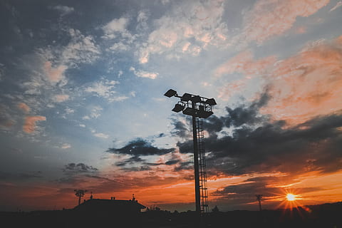 Schattenbildfoto, Turm, Hintergründe, hinterleuchtet, Wolken, dunkel, dunkle Wolken, Dämmerung, Abend, Landschaft, Natur, draußen, szenisch, Silhouetten, Himmel, Sonne, Sonnenlicht, Sonnenuntergang, Wetter, Silhouette, wolke - himmel, Flachwinkelansicht, Schönheit in der Natur, orange Farbe, keine Leute, Szenen - Natur, Dramatischer Himmel, Ruhe, Zeichen, Kommunikation, Technologie, ruhige Szene, Scheinwerfer, Lichtanlage, launischer Himmel, Meteorologie, 5K, CC0, gemeinfrei, lizenzfrei