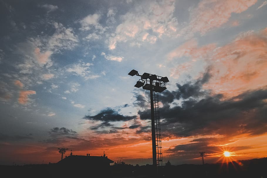 Schattenbildfoto, Turm, Hintergründe, hinterleuchtet, Wolken, dunkel, dunkle Wolken, Dämmerung, Abend, Landschaft, Natur, draußen, szenisch, Silhouetten, Himmel, Sonne, Sonnenlicht, Sonnenuntergang, Wetter, Silhouette, wolke - himmel, Flachwinkelansicht, Schönheit in der Natur, orange Farbe, keine Leute, Szenen - Natur, Dramatischer Himmel, Ruhe, Zeichen, Kommunikation, Technologie, ruhige Szene, Scheinwerfer, Lichtanlage, launischer Himmel, Meteorologie, 5K