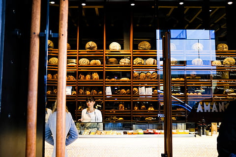 Negozio del pane, giorno, persone, persona, umano, negozio, Nuova Zelanda, Auckland, scaffali, pane, forno, cliente, server, cibo, riflessione, bicchiere, contatore, mercato, memorizzare, venditore, mobilia, Consiglio dei ministri, persone reali, donne, uomini, occupazione, mensola, cibo e bevande, adulto, in casa, attività commerciale, stili di vita, architettura, lavoro, abbigliamento casual, gruppo di persone, in piedi, tre quarti, grande gruppo di oggetti, 5K, CC0, dominio pubblico, privo di copyright