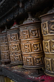 contenidors de ceràmica marrons, barana, arquitectura, edifici, òxid, bronze, temple, nepal, oració, patró, columna, pilar, símbol, emblema, noia, femella, Parc d'atraccions, prestatge, Paisley, a l'interior, cap gent, creença, religió, lloc de culte, espiritualitat, text, primer pla, comunicació, centrar-se en primer pla, estructura construïda, material de fusta, contenidor, metall, gran grup d'objectes, artesania, art i artesania, 4K, CC0, domini públic, lliure de regalies