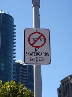 signe de patins, san francisco, bonic, edifici, darrere, això., control, figura, prohibit, indicació, no, avís, persona, signe, silueta, monopatins, patinatge, símbol, bé, cercle, comunicació, exterior de l'edifici, estructura construïda, senyal d'advertència, arquitectura, cel, vista d’angle baix, senyal de trànsit, informació, orientació, dia, naturalesa, cel clar, blau, text, signe d'informació, cap gent, guió occidental, a l'aire lliure, 1080P, CC0, domini públic, lliure de regalies